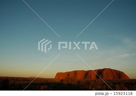 エアーズロック　朝焼け　横位置 15923118