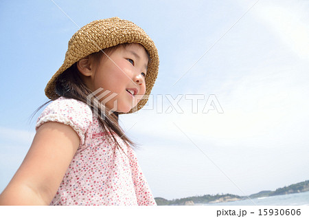 海辺で遊ぶ女の子 海辺で遊ぶ女の子 15930606