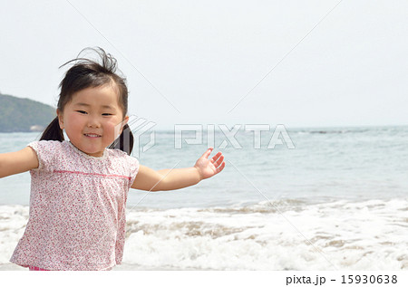 海辺で遊ぶ女の子 15930638