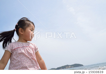 海辺で遊ぶ女の子 海辺で遊ぶ女の子 15930639