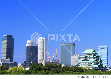 5月愛知 名古屋城・天守閣と名古屋駅周辺の高層ビル群 15932442
