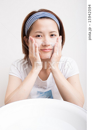 洗顔する女性 洗顔する女性 15942094