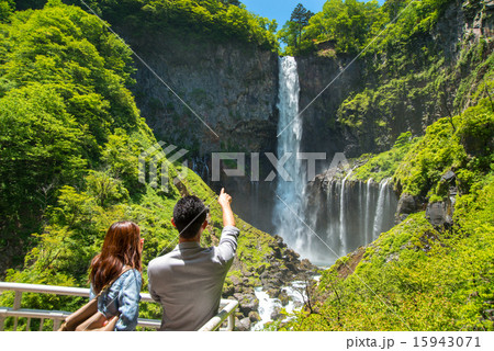 カップルと華厳の滝 15943071
