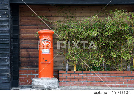 赤い丸ポスト 15943186