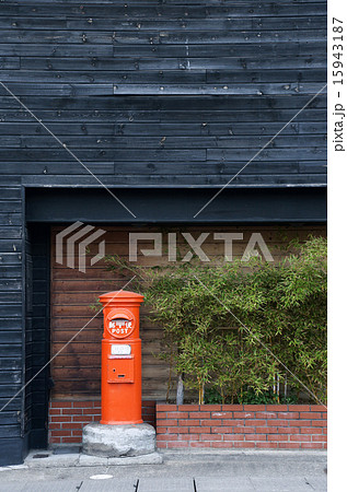 丸ポストのある風景 15943187