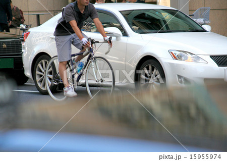 クルマの間をすり抜けて走る自転車 クルマの間をすり抜けて走る自転車 15955974