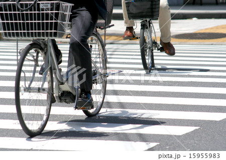 横断歩道を走る自転車 15955983