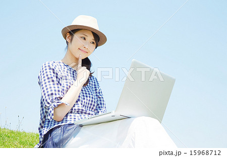 外でノートパソコンを使う女性 15968712