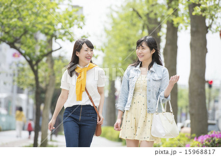 若い女性 若い女性 15968817