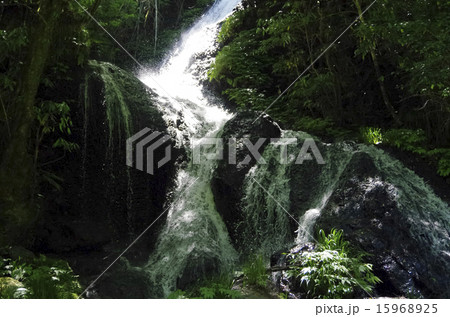流れ落ちる滝 15968925