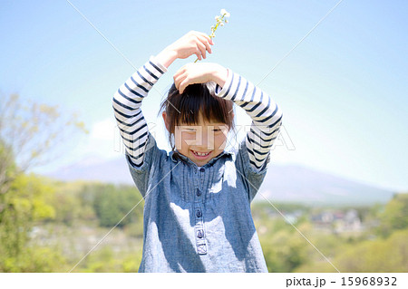 女の子 菜の花 照れる 女の子 菜の花 照れる 15968932