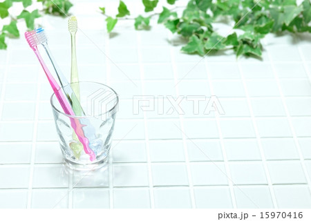 ガラスコップに歯ブラシ 15970416