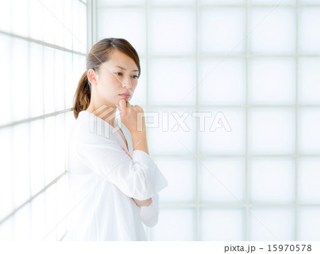 悩む・女性 悩む・女性 15970578