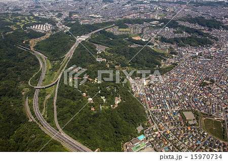 横浜横須賀道路の釜利谷ジャンクション付近を空撮 15970734