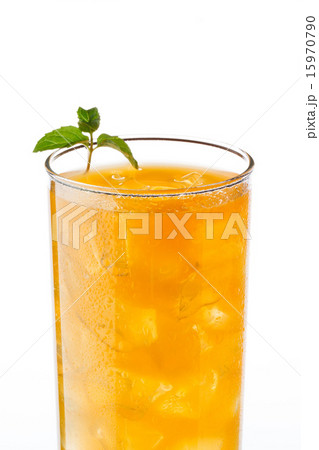 水滴のついたグラスに入ったオレンジジュースの写真素材