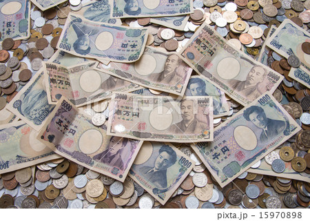 日本円の紙幣と貨幣の集合写真 15970898