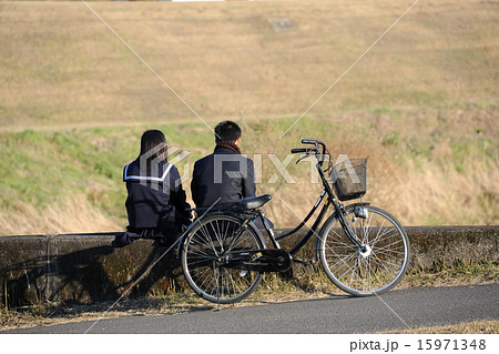 一緒にいるだけで幸せそうな二人 15971348