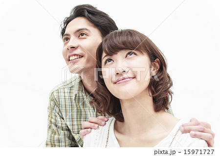 フォーマルで見上げる男女 15971727