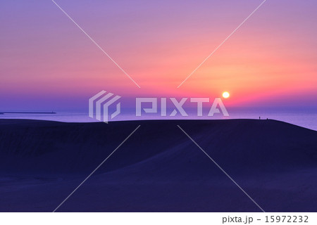 鳥取砂丘の夕焼けと沈む夕陽 15972232