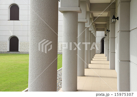 ロマネスク風建物の回廊 ロマネスク風建物の回廊 15975307
