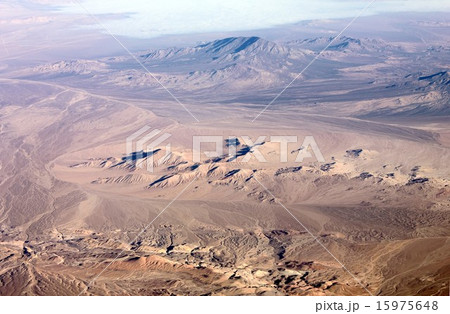 南米チリ北部、カラマ周辺の高地砂漠の乾燥した砂の大地の自然の造形 南米チリ北部、カラマ周辺の高地砂漠の乾燥した砂の大地の自然の造形 15975648