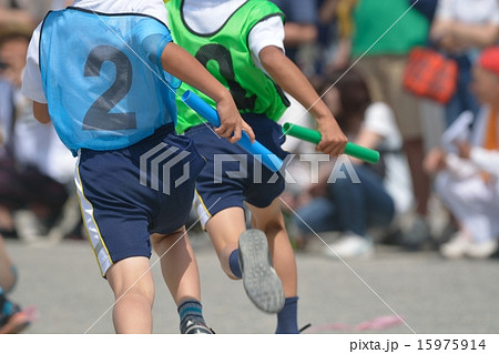 小学校の運動会 選抜リレーの写真素材 小学校の運動会 選抜リレーの写真素材
