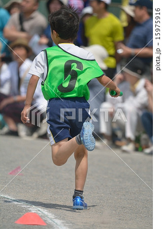 小学校の運動会　選抜リレー 15975916