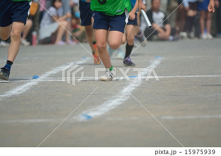 小学校の運動会　選抜リレー 15975939