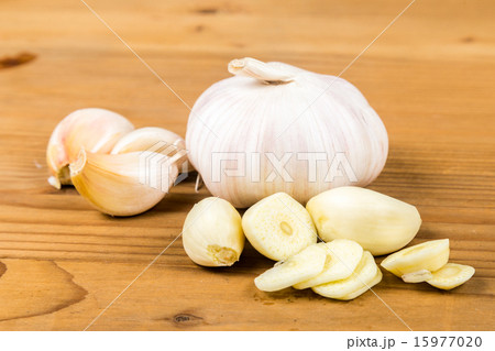 Peeled and sliced garlic cloves with whole garlic Peeled and sliced garlic cloves with whole garlic 15977020