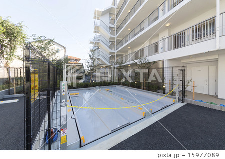 マンション　共同住宅の　機械式駐車場　地下方式 15977089