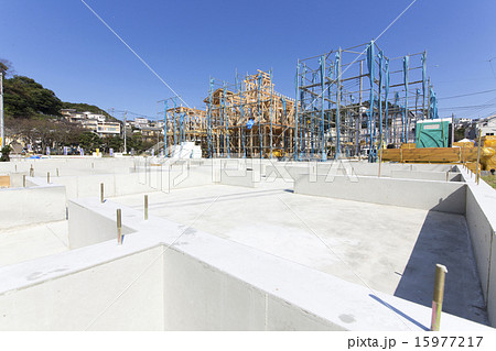 住宅の基礎工事　ベタ基礎と建設現場 15977217