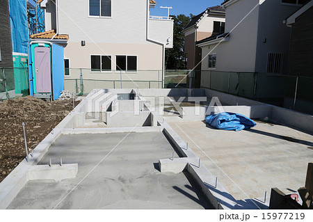 住宅の基礎工事　基礎と建設現場 15977219