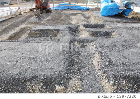 住宅の基礎工事　建設現場　砕石敷き込み 15977220