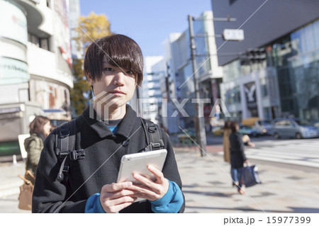 若い男性　タブレット　カメラ目線 15977399