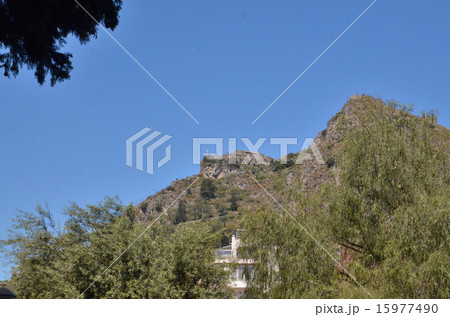 タオルミーナの上の断崖に建つマドンナ・デッラ・ロッカ教会 15977490