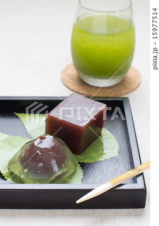 水ようかん&葛饅頭&冷緑茶（黒皿•縦位置） 15977514