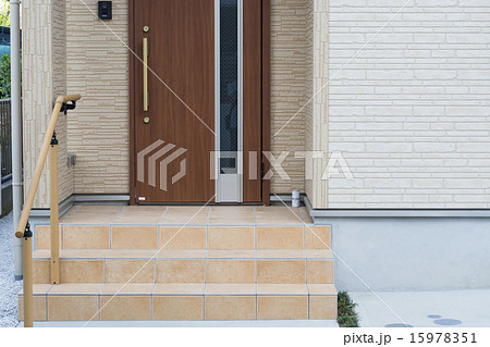 手摺を付けた新築住宅の玄関 15978351
