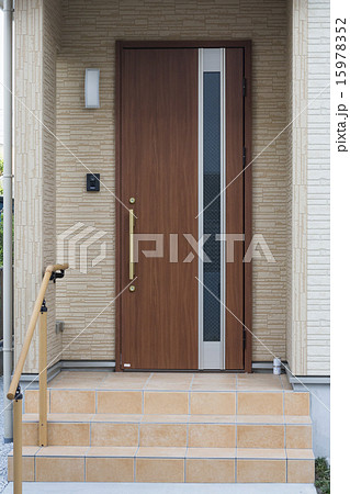 手摺を付けた新築住宅の玄関 15978352