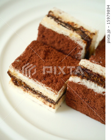 ティラミスサンドイッチ（縦位置ハイアングル） 15979894