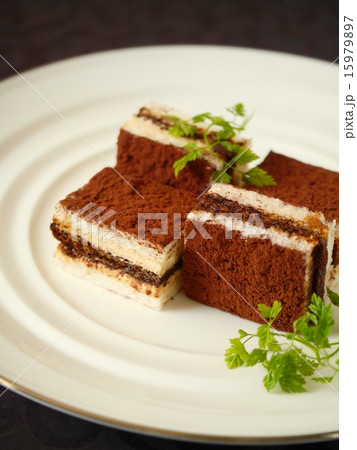 ティラミスのサンドイッチ 黒背景 ティラミスのサンドイッチ 黒背景 15979897