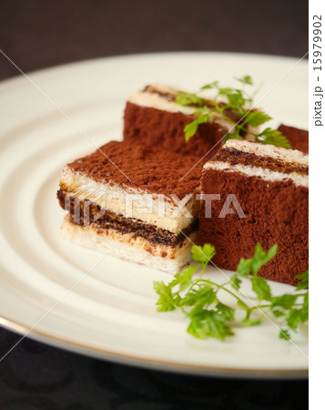 ティラミスのサンドイッチ 黒背景 (縦位置) ティラミスのサンドイッチ 黒背景 (縦位置) 15979902