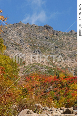 河原の坊登山道からの紅葉の早池峰山 15981675