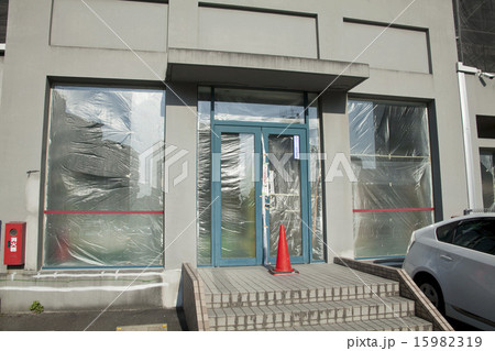塗装準備中のマンション入り口 塗装準備中のマンション入り口 15982319