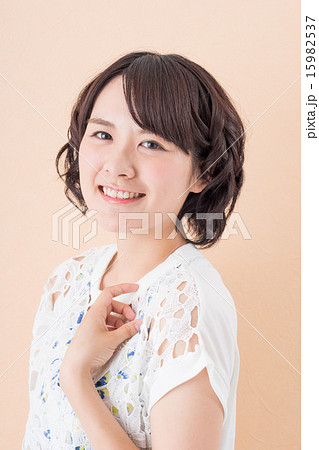 若い女性 若い女性 15982537