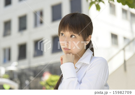 悩み事　表情　若い　ビジネスウーマン 15982709