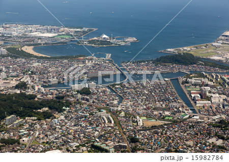 横浜の六浦駅付近上空から八景島方向を空撮 横浜の六浦駅付近上空から八景島方向を空撮 15982784