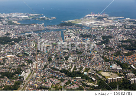 横浜の六浦駅付近上空から八景島方向を空撮  15982785