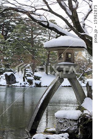 冬の兼六園(徽軫灯籠) 冬の兼六園(徽軫灯籠) 15982875