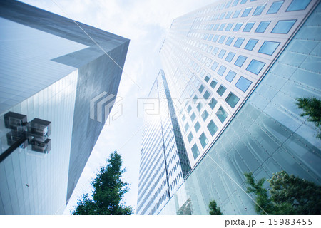 超高層ビルを見上げる 15983455