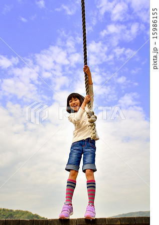 公園の遊具で楽しく遊ぶ女の子 15986155